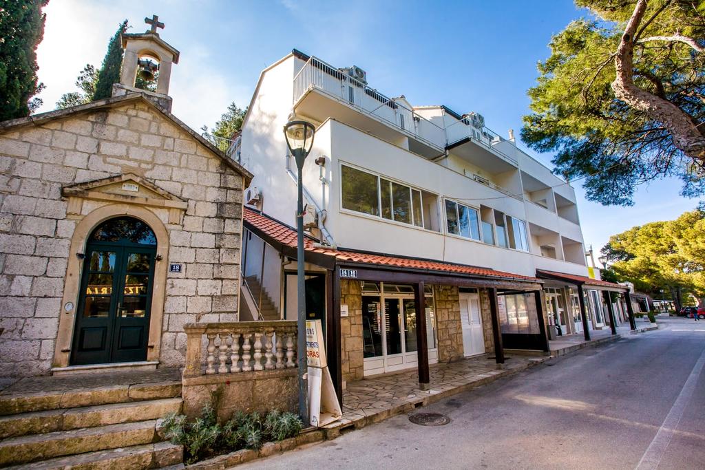 Apartments Boras Lux in Cavtat, view from street